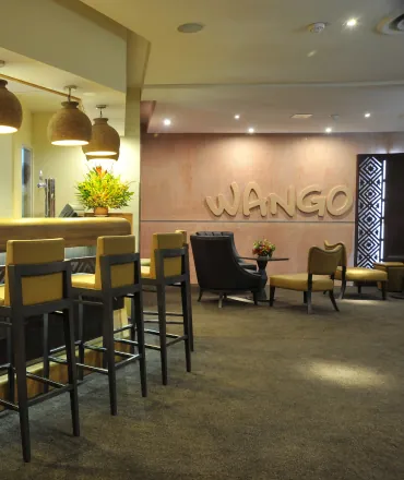 Le bar Wango, comptoir en bois et tabourets hauts