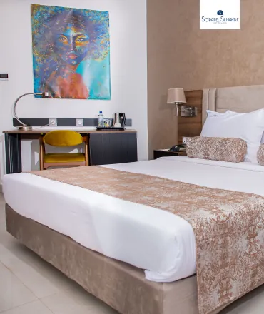 Chambre standard, lit king et tête de lit en tissu