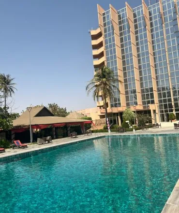 La nouvelle piscine, eau turquoise devant la façade de l'hôtel