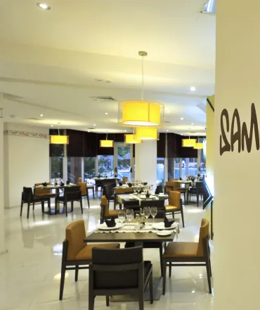 Salle du restaurant Le Samandin, tables dressées et lumière naturelle