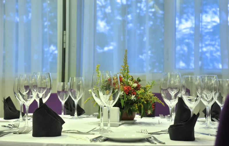 Table dressée pour un dîner de gala
