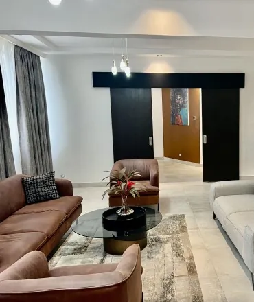 Salon de la suite présidentielle, canapés en cuir et grande baie